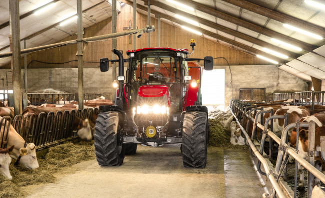 Traktorius Case IH Luxxum serijos pritaikytas fermų tvarkymui